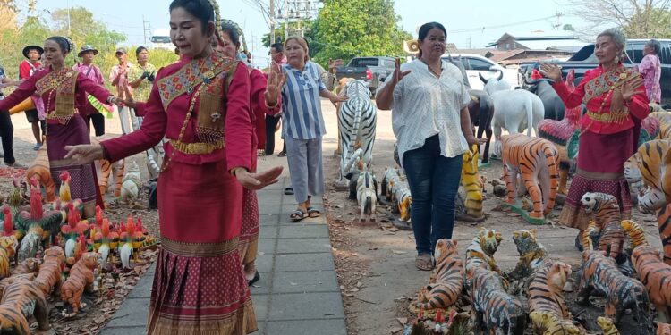 ปราจีนบุรี-ก่อนวันหวยออกจ้างกลองยาว-นางรำแก้บนเจ้าพ่อเสือ หลังบนบานศาลกล่าวให้ขายที่ได้ 1 ล้านกว่าบาท