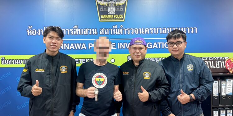 ฝรั่งดีใจ สืบยานนาวาติดตามนาฬิกาหรู ‘คาร์เธียร์’ มูลค่า 3.5 แสนบาท คืนนทท.เนเธอร์แลนด์ หลังคิดว่าถูกขโมย พบทำตกในโรงแรม