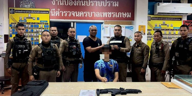 สายตรวจเพชรเกษมบุกรวบหนุ่มพกปืนขู่เพื่อนบ้าน เรื่องที่จอดรถ ผกก.กลัวเหตุบานปลาย สั่งยึดอาวุธปืน แจ้งปกครองพิจารณาถอนใบอนุญาต ตามนโยบายทันที