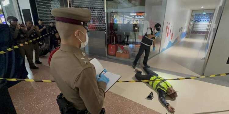 ระทึกกลางห้างดังพัทยา! ซ้อมแผนมือปืนกราดยิง–ชิงทอง โชว์วัตถุต้องสงสัยคล้ายระเบิด ก่อนถูกสไนเปอร์วิสามัญ