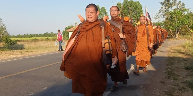 ปราจีนบุรี-คณะธุดงค์ 100 กว่ารูปเดินเท้าจาก อรัญฯจ.สระแก้ว ไปนมัสการหลวงพ่อโสธรแปดริ้ว14 วันถึงพระสงฆ์เดินธุดงค์ทั้งหมด 74 รูป และมีโยมผู้ปฏิบัติธรรมอีก 40 ท่านรวมทั้งหมด 100 กว่าท่าน