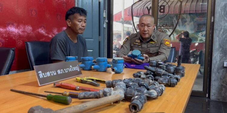 ตร.รวบ อดีตช่างประปาวัย 53 ปี ตระเวนขโมยมิเตอร์น้ำ อึ้งพาเด็ก 16 ปี ก่อเหตุร่วมด้วยสารภาพหาเงินกินข้าว