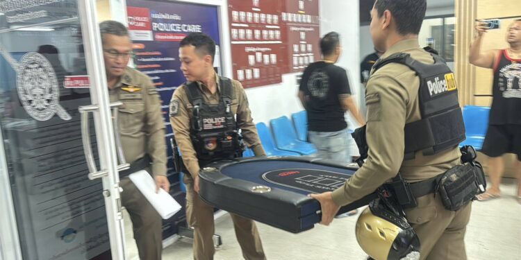 ตร.หนองปรือ บุกจับบ่อนพนันโป๊กเกอร์ รวบผู้ต้องหา 14 ราย ยึดชิปไพ่โต๊ะเพียบ