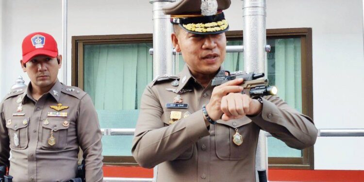 ผู้การฯนครปฐม ชมการสาธิตทางยุทธวิธีชุดปฏิบัติการ Six Man Team (Basic S.W.A.T) สถานีตำรวจภูธรเมืองนครปฐม พร้อมรับสถานการณ์ กรณีเกิดเหตุฉุกเฉิน