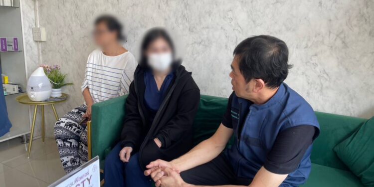 สืบภาค 2 – สสจ.ชลบุรี บุกทลายคลินิกเสริมความงามเถื่อนกลางศรีราชา ใช้หมอเถื่อน-ยาไม่ขึ้นทะเบียน ลูกค้าช็อกไว้ใจทุ่มเงินทำสวยร่วมแสนบาท