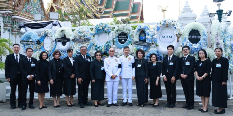 มูลนิธิป่อเต็กตึ๊ง ร่วมวางพวงมาลาถวายราชสักการะ และเป็นเจ้าภาพพระพิธีธรรมสวดพระอภิธรรมพระบรมศพสมเด็จพระนางเจ้าสิริกิติ์ พระบรมราชินีนาถ พระบรมราชชนนีพันปีหลวง ณ พระที่นั่งดุสิตมหาปราสาท ในพระบรมมหาราชวัง
