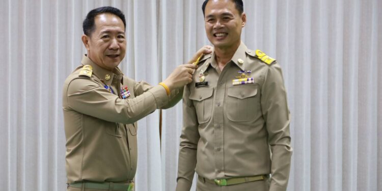 อบต.หนองข้างคอก จัดเปิดประชุมสภาองค์การบริหารส่วนตำบลหนองข้างคอกครั้งแรก ผู้ว่าราชการจังหวัดชลบุรีเป็นประธานเข้าประดับขีดให้กับ นายกคณะผู้บริหารและสมาชิก