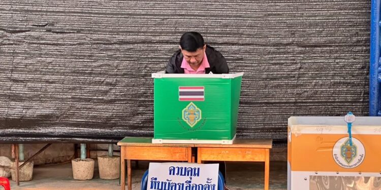 ผู้ว่าฯ ปราจีนบุรี –รองอุ๊ ว่าที่นายก อบจ.ปราจีนฯ ใช้สิทธิเลือกตั้ง/ออกเสียงประชามติ พร้อมลงพื้นที่ตรวจเยี่ยมหน่วยเลือกตั้ง พบทหารบูรพาพยัคฆ์ 2 ค่ายทหารตบเท้าพรึ่บ!พากันขึ้นรถบรรทุกทางทหาร หรือ รถยูนิม็อค มาเข้าแถวรอคิวเป็นระเบียบลงคะแนนเลือกตั้ง/ออกเสียง