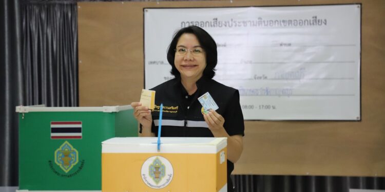 ผู้ว่า ฯ กาญจนบุรี เดินทางมาออกเสียงประชามตินอกเขตพื้นที่ และตรวจหน่วยเลือกตั้ง พร้อมเชิญชวนผู้มีสิทธิ์เลือกตั้งออกมาใช้สิทธิ์