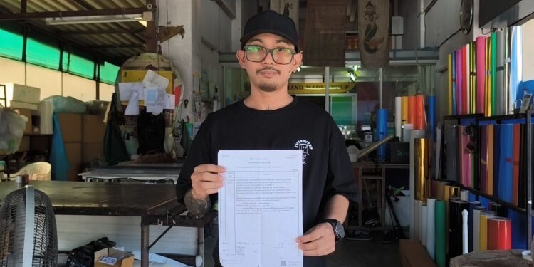 นนทบุรี วงจรปิด เจ้าของร้านสติ๊กเกอร์ ตามหารถแจ๊สสีขาวชนรถยนต์จนยางแตกยังขับบดหนี