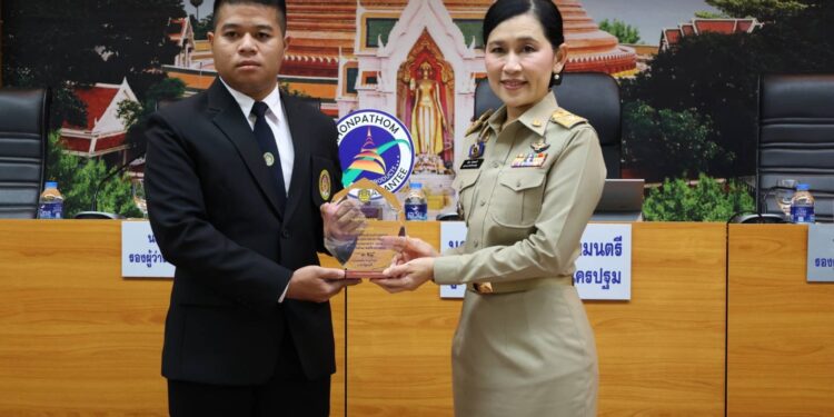 วธ.นครปฐมมอบโล่จากนายกรัฐมนตรี คนดีศรีจังหวัดนครปฐม
