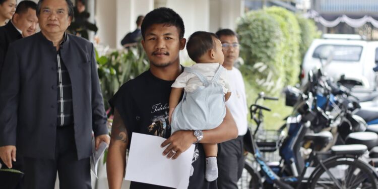 “รถถัง” เดือด อุ้มลูกควงเมีย บุกกองปราบฯ แจ้งจับเกรียนคีย์บอร์ด ลั่นรับคำขอโทษเป็นเงินสดเท่านั้น