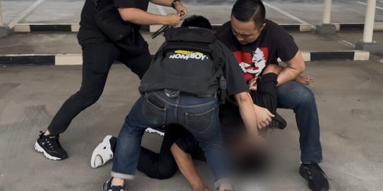 ตร.ไซเบอร์เปิดปฏิบัติการทลายแก๊งสแกมเมอร์ วิดีโอคอลขู่โอนเงิน เหิมสั่งเหยื่อเอาเงินสดไปให้เกือบ 10 ล้าน ตามรวบจีนเทาพร้อมยึดทรัพย์-อายัดคริปโต