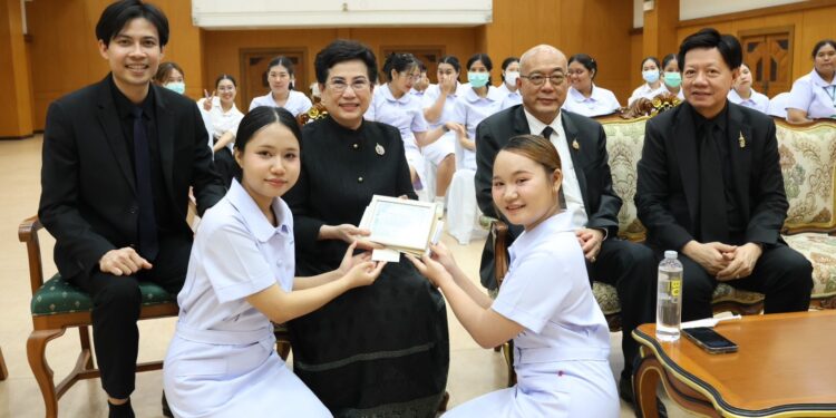 ม.น.ข. จัดพิธีมอบทุน “เฉลิมพระเกียรติ 68 พรรษา” สนับสนุนนักศึกษาผู้ช่วยพยาบาล ม.บูรพา