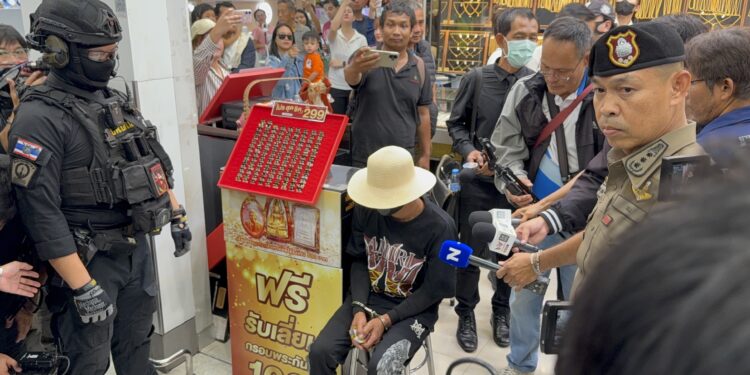 น.1 แถลงปิดฉาก “ไอ้ทิว” เลียนแบบหนังสวมวิก บุกจี้ชิงทอง หนัก 198 บาท สารภาพขายเอาเงินเล่นพนันฝั่งเพื่อนบ้านหมดครึ่งล้าน-ซื้อบิ๊กไบค์