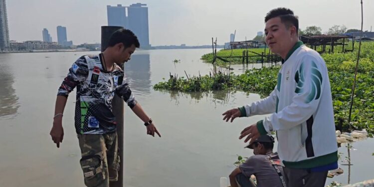 นนทบุรี คลิประทึก! เรือหาเสียงวกกลับช่วยชาวบ้านจมน้ำ หลังกระโดดเก็บมือถือ ขาติดตาข่ายใต้น้ำ หวิดดับ