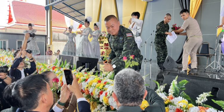 สมุทรปราการ-พล.อ.บุญสิน เข้ากราบขอพรเจ้าคุณแจ้ ในโอกาสเดินทางมาบรรยายพิเศษ แฟนคลับแห่ขอถ่ายรูปขวัญใจคนรักชาติ