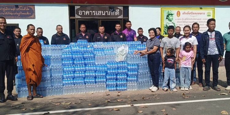 ศรีสะเกษ ชาวบ้าน–ผู้นำท้องถิ่น ร่วมมอบน้ำดื่ม 500 แพ็ค สนับสนุนในภาระกิจดูแลความมั่นคงและความปลอดภัยในพื้นที่ชายแดน
