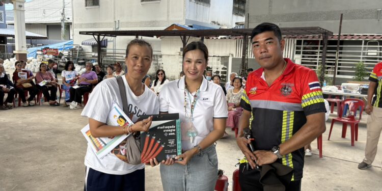 สมุทรปราการ บริษัท ปตท.จำกัดจัดกิจกรรมการอบรมความปลอดภัยในการใช้ก๊าซหุงต้มในครัวเรือนให้กับผู้นำและประชาชนในพื้นที่ถนน สป.4002