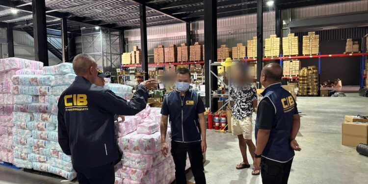 ตำรวจ ปคบ.ผนึกกำลังปศุสัตว์ ทลายโกดังอาหารสัตว์เถื่อนเกรดนำเข้าจากจีน ยึดของกลางกว่า 4 พันถุง มูลค่ากว่า 1.56 ล้านบาท