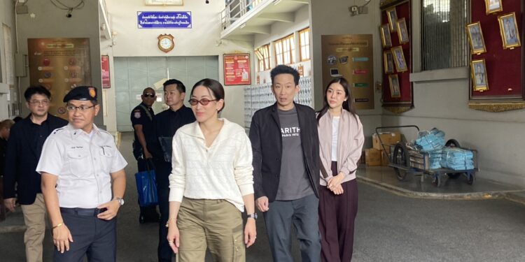 โอ๊ค-เอม เยี่ยม ทักษิณ บ่นปวดเมื่อยตัว นั่งเคาต์ดาวน์รอพักโทษอีก 2 เดือน