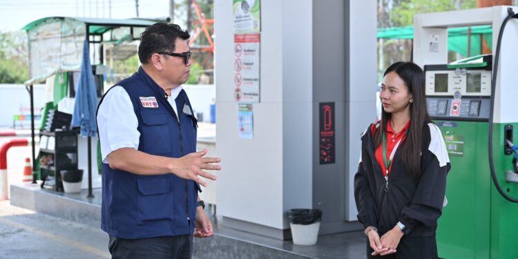 พลังงานจังหวัดนครปฐม ขอประชาชนอย่าตื่นตระหนก งดกักตุน ส่งผลให้ความต้องการน้ำมันมากกว่าปกติ พร้อมยืนยัน มีน้ำมันเพียงพอตามแผนสำรอง 98 วัน