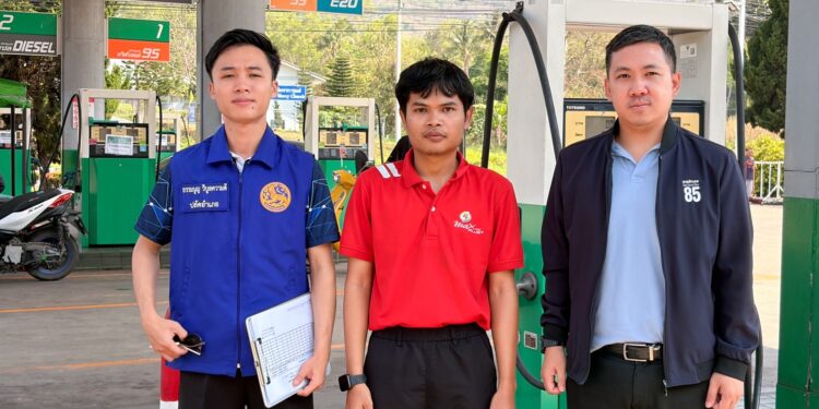 ผู้ว่าฯเพชรบูรณ์ มอบหมาย มอบหมายให้ ปลัดอำเภอหัวหน้ากลุ่มงานบริหารงานปกครอง ปลัดอำเภอเขาค้อ พร้อมด้วยสมาชิก อส.อ.เขาค้อ ลงพื้นที่ตรวจสอบสถานีบริการน้ำมันในพื้นที่ติดถนนใหญ่