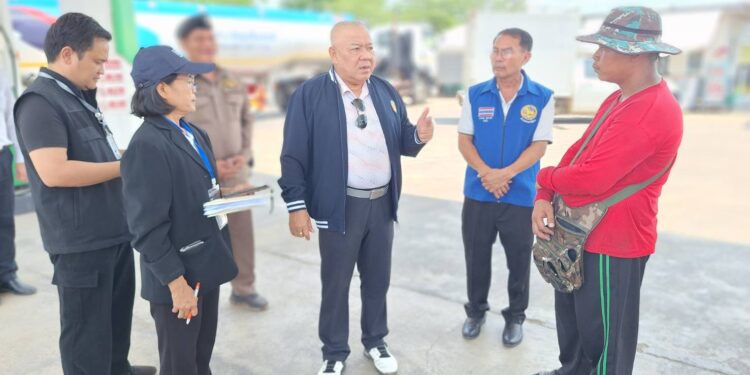 ปราจีนบุรี วันหยุดหรือไม่หยุด ผู้ว่าฯ พร้อมพาณิชย์จังหวัดฯ นำผู้เกี่ยวข้องลงตรวจข้อร้องเรียนปั้มน้ำมันจำหน่ายน้ำมันดีเซลราคาสูงเกินสมควร