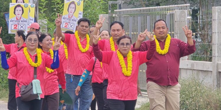 ผู้สมัครหญิงหนึ่งเดียว พัชราภรณ์ นำทีมพัฒนาภูหลวง ลุยเคาะประตูบ้าน ชูแก้น้ำ–ไฟ–ถนน ขอคะแนนชาวบ้าน