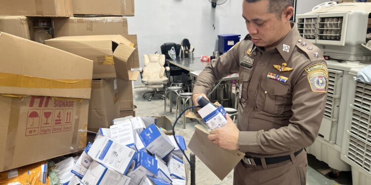 เช็กด่วนก่อนซื้อ! รวบคาโกดังย่านสมุทรสาคร   เครื่องวัดความดันปลอมยี่ห้อดัง พบของกลางมูลค่ากว่า 2 ล้านบาท