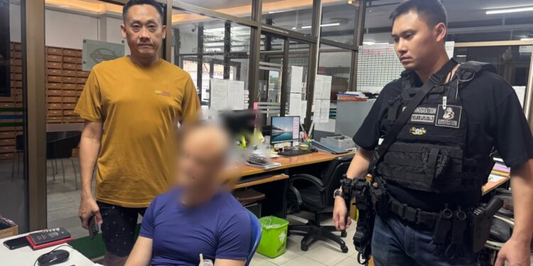 สืบ ตม.3 ลากคอพ่อค้ายาออสซี่ หนีข้ามทวีปซุกไทยไม่รอด รวบคาคอนโดย่านดินแดง