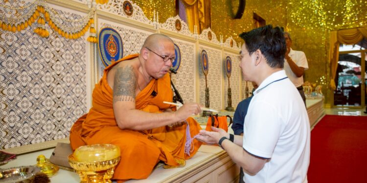 อธิบดีกรมการขนส่งทางบก นำคณะผู้บริหาร เจ้าหน้าที่ ร่วมบุญ ถวายพระพุทธศิริวัดป่าวังศิลา แด่ วัดไผ่ล้อม พระอารามหลวง