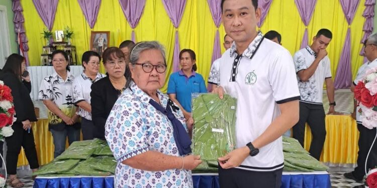 อบต.มาบไผ่จัดกิจกรรมส่งมอบเครื่องแต่งกายผู้สูงอายุ พร้อมสนับสนุนโรงเรียนสูงวัยมาบไผ่วิทยา