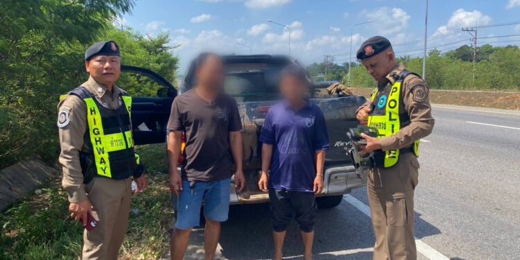 ตำรวจทางหลวงรวบ 2 หนุ่มกระบะดำ  ซุกปืน .45 จำนวน 2กระบอกพร้อมใช้ พบคนขับเคยพัวพันคดีหนักหลายคดี