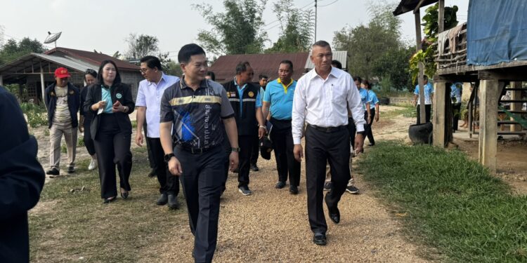 เลขาธิการ ป.ป.ส. ลงพื้นที่ชื่นชมและให้กำลังใจผู้ปฏิบัติงานด้านป้องกัน ปราบปรามและแก้ไขปัญหายาเสพติด บ้านดงติ้ว จังหวัดนครพนม