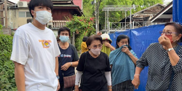 ซ้ำรอยคอนโดฯ หญิงคนเดิมย้ายมาเกาะเกร็ด เลี้ยงสุนัขกว่า 30 ตัว ชาวบ้านรวมตัวร้อง กลิ่นเหม็นคลุ้ง-เห่าทั้ง