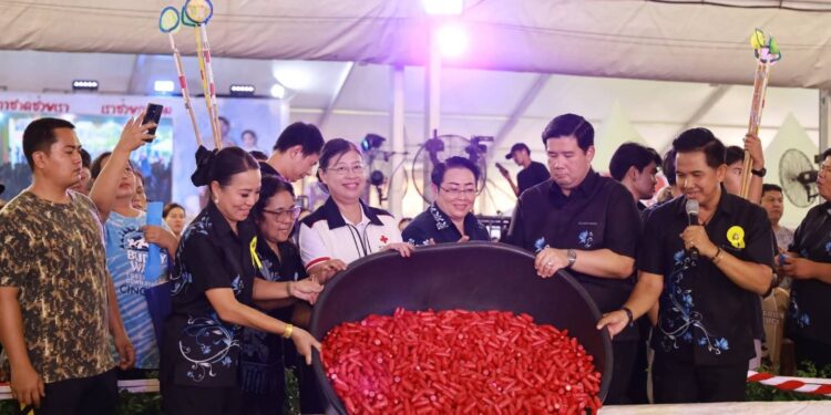 ชลบุรี บรรยากาศร้านมัจฉากาชาดคืนนี้ไม่มีแผ่วเหล่านักบุญสายลุ้นหลั่งไหลมาเติมพลังกันเนืองแน่นจนเต็มลานใครยังไม่ได้มาต้องรีบหน่อยแล้วนะ นายนริศ นิรามัยวงศ์ ผู้ว่าราชการจังหวัดชลบุรี, นางสุพิณญา นิรามัยวงศ์ นายกเหล่ากาชาดจังหวัดชลบุรี