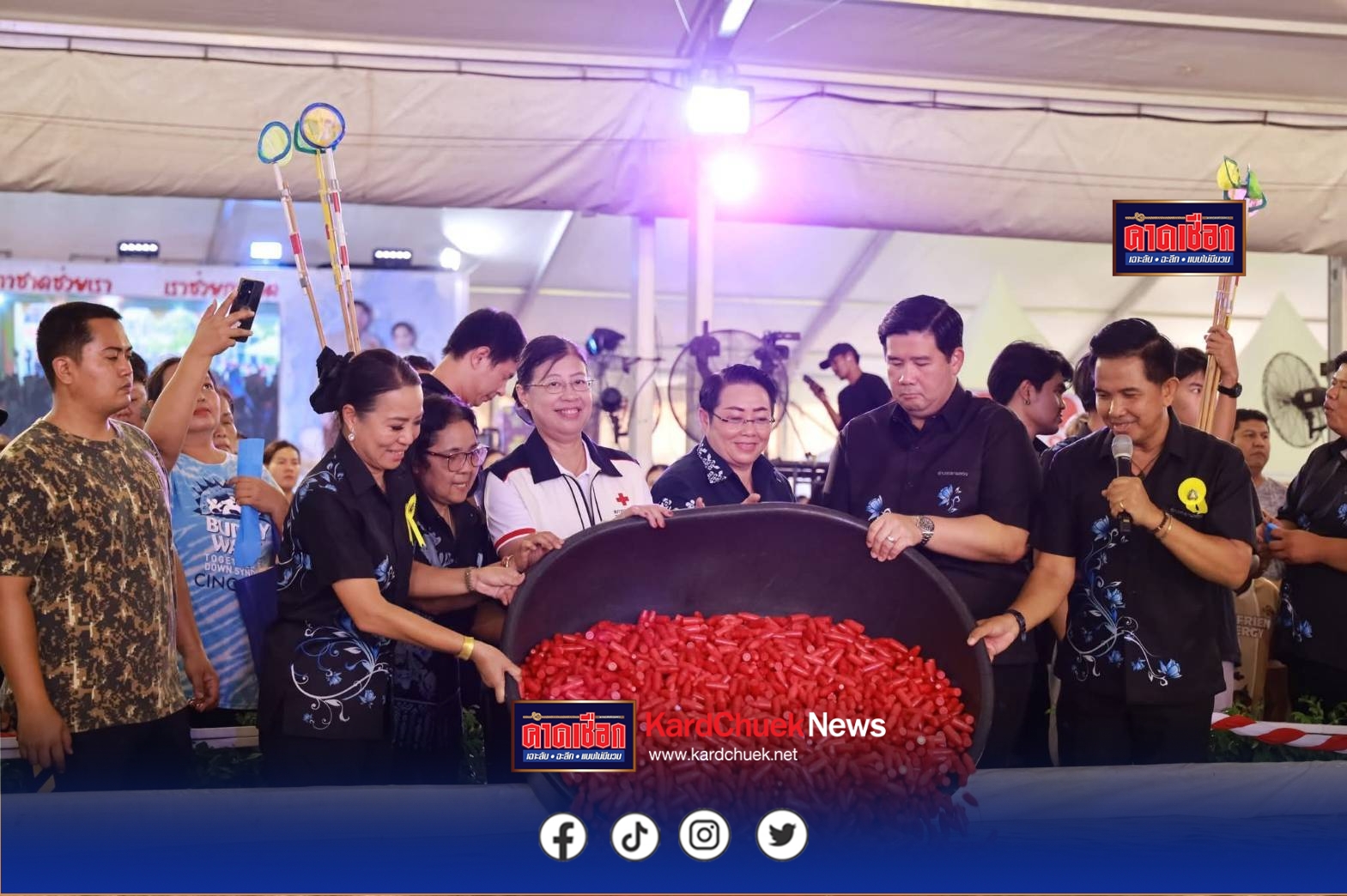 ชลบุรี บรรยากาศร้านมัจฉากาชาดคืนนี้ไม่มีแผ่วเหล่านักบุญสายลุ้นหลั่งไหลมาเติมพลังกันเนืองแน่นจนเต็มลานใครยังไม่ได้มาต้องรีบหน่อยแล้วนะ นายนริศ นิรามัยวงศ์ ผู้ว่าราชการจังหวัดชลบุรี, นางสุพิณญา นิรามัยวงศ์ นายกเหล่ากาชาดจังหวัดชลบุรี