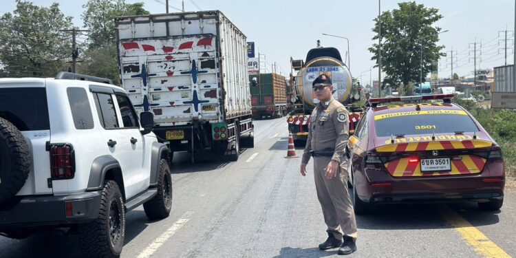 ปราจีนบุรี พบปริมาณรถบนถนน ทล.สาย 304 มุ่งตรงดิ่งกลับสู่อิสานวันแรก จากภาคตะวันออก-ภาคกลาง10 เม.ย.นี้เริ่มพุ่งแล้ว ตำรวจทางหลวงปราจีนบุรี-สระแก้ว สั่งเตรียมพร้อมรับมือคลื่นขบวนรถกลับบ้าน 