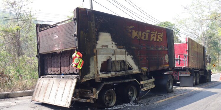 แม่ฮ่องสอน นายอำเภอแม่สะเรียง รุดตรวจเหตุรถพ่วงไฟไหม้บนดอยแม่เหาะ สั่งฝ่ายความมั่นคง-อส. ร่วมตำรวจและท้องถิ่น ตรึงกำลังติดตั้งป้ายเตือน ป้องกันอุบัติเหตุซ้ำซ้อน