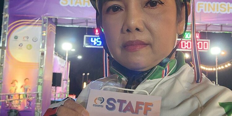 นนทบุรี วงจรปิดนาทีชีวิต แห่ชื่นชม เสมียนร้านยางรถยนต์ช่วยเหลือลุงวัย 69 ปี อากาศร้อนเป็นฮีทสโตรกชักเกร็ง