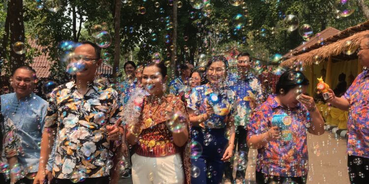 ชัยภูมิ ร้อนจัด ปชช.แห่เที่ยวเล่นน้ำตกตาดโตน รับเทศกาลสงกรานต์ปีใหม่คึกคักกว่าทุกปี