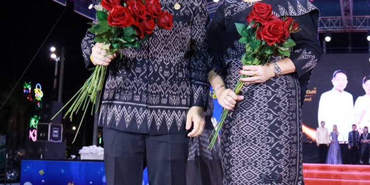 ชลบุรีตระการตา เดินแบบผ้าไทย สร้างศิลป์ สืบสานพระปณิธานแม่แห่งแผ่นดิน ท่ามกลางบรรยากาศสุดคึกคักในงานประจำปี 2569