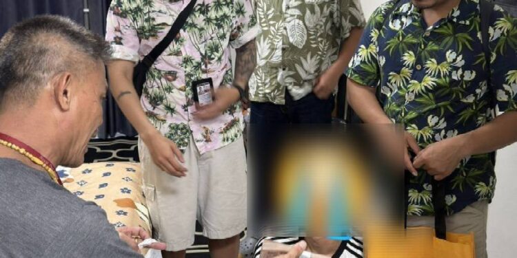 สน.หัวหมาก รวบหนุ่มวิ่งราวทรัพย์กลางห้างฯ ย่านรามคำแหง ยึดของกลางเงินสดกว่า 5 แสนบาท สารภาพก่อเหตุ ใช้รถยนต์หลบหนี