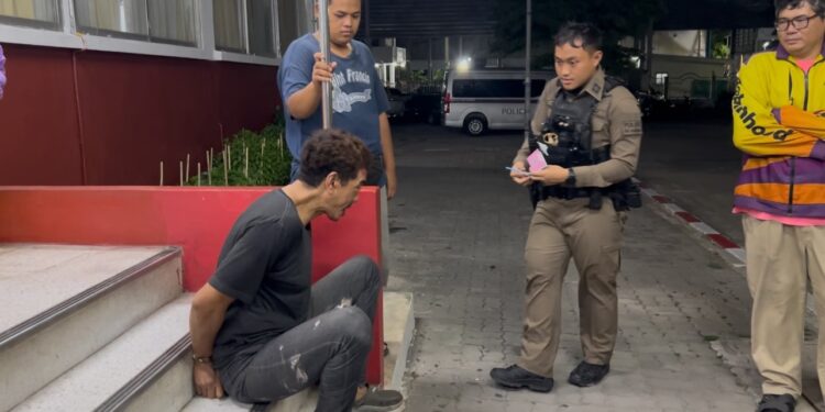 นนทบุรี คลิป ผู้ใหญ่บ้านไหวพริบดี เจอชายมีพิรุธจำหน้าได้เป็นคนร้ายตระเวนขโมยแบตเตอรี่ รวบตัวส่งตร. พบมีคดีติดตัว 10 คดี