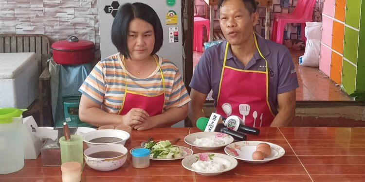 สกลนคร เทศกาลรดน้ำเชิญชิมขวัญชนกข้าวปุ้นเรณูบีบสด