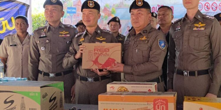 โฆษกสำนักงานตำรวจแห่งชาติ ลงพื้นที่ประชาสัมพันธ์หน่วยบริการประชาชน เพื่ออำนวยความสะดวกด้านการจราจรและการเตรียมความพร้อมการป้องกันและลดอุบัติเหตุทางถนนช่วงเทศกาลสงกรานต์ 2569 บริเวณหน้า สภ.รัตนาธิเบศร์ จ.นนทบุรี