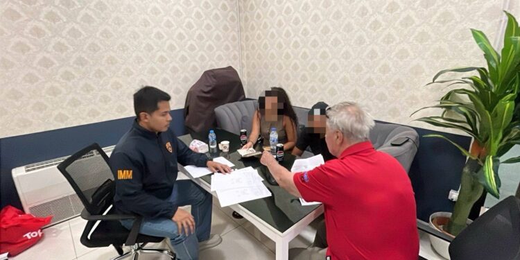 ตม.ภูเก็ต ผนึกกำลัง สภ.กมลา ใช้ยาแรงจับกุมพร้อมเพิกถอนวีซ่า คู่รักต่างชาติร่วมรักกลางหาด กู้ภาพลักษณ์เกาะภูเก็ต