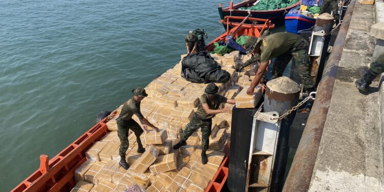 ศรชล จว.ตราด สกัดจับกัญชากลางทะเล ยึดกัญชาแห้ง 212 กก. ซุกเรือประมง เตรียมส่งกัมพูชา