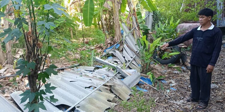 ปราจีนบุรี ระทึกกลางดึก ช้างหนุ่มอ่างฤาไน บุกหมู่บ้านพังรั้ว โผล่หน้าบ้านผู้ใหญ่ คาดหนีร้อนหาที่เล่นน้ำสงกรานต์กบินทร์บุรี *************ช้างป่าเขาอ่างฤาไน 2 ตัว บุกป่วนหมู่บ้านวังตะเคียนกลางดึก พังรั้วชาวบ้านเสียหาย ก่อนเดินทอดน่องผ่านหน้าบ้านผู้ใหญ่บ้าน เดินเลาะกินใบกล้วยหน้าตาเฉย กล้องวงจรปิดจับภาพชัด ชาวบ้านผวาต้องนอนฟังเสียงโครมครามไม่กล้าออกมาดู คาดออกจากป่าหาแหล่งน้ำคลายร้อนช่วงเทศกาลสงกรานต์